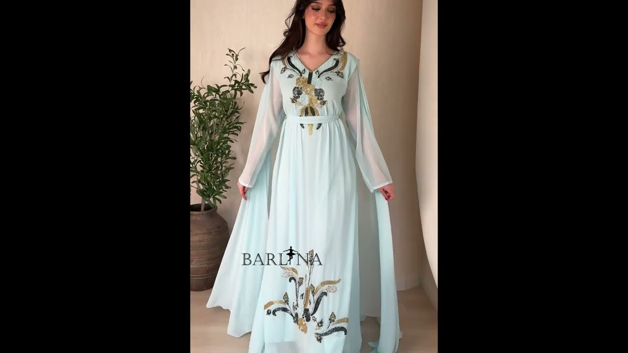 جلابية سماوية بياقة مزينة بشك خرزي - S