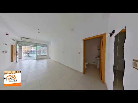 Loja para arrendamento, situada na Urbanização Jardim da Amoreira, Ramada.