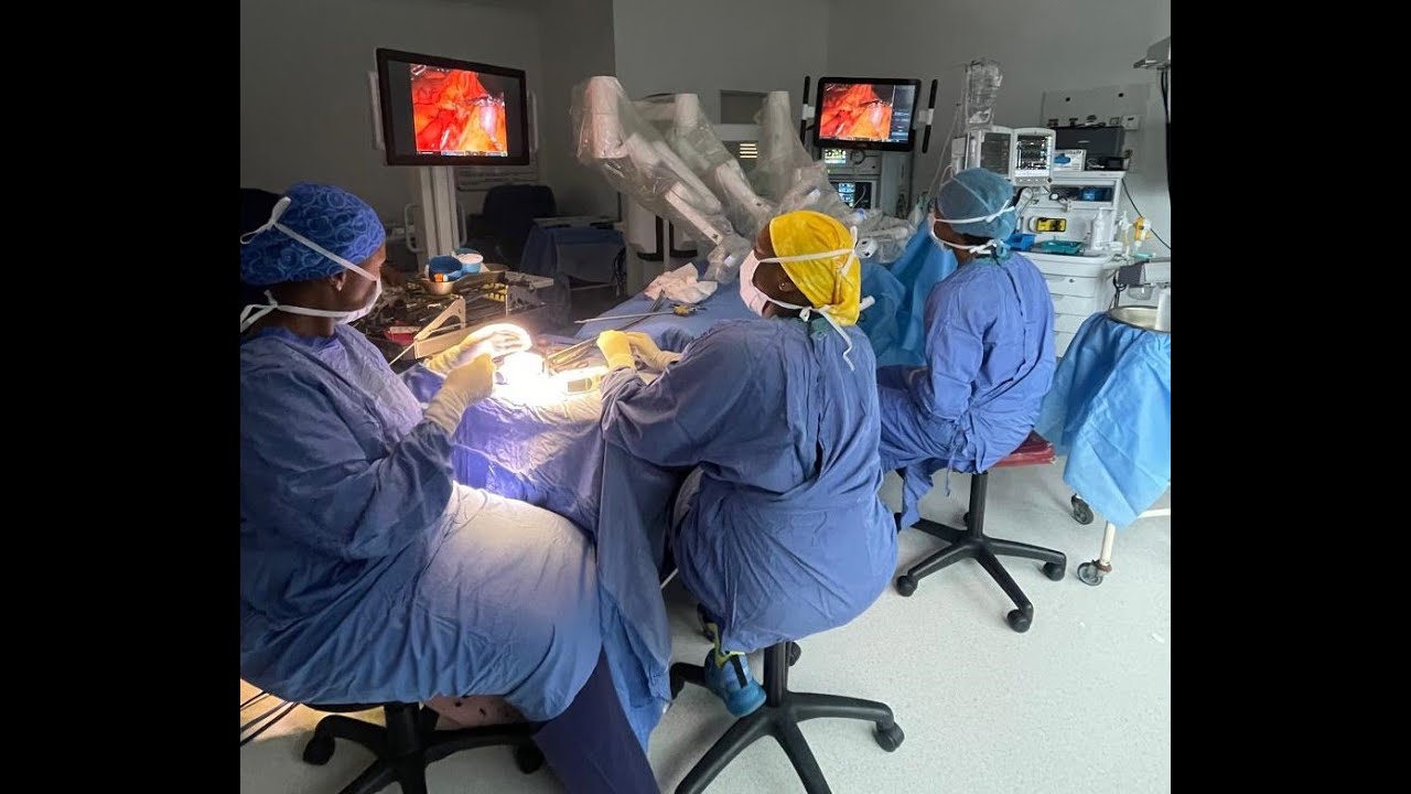 Robotic right hemicolectomy with intra-corporeal anastamosis