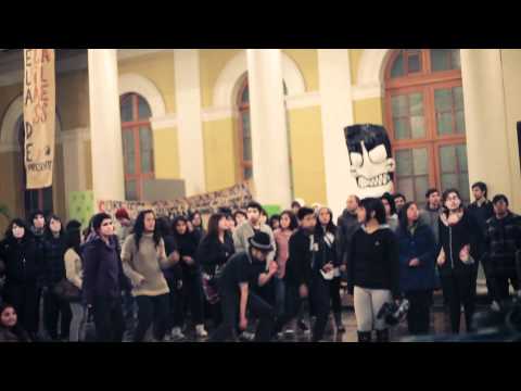 LaVitrola.cl: Drakos - Señora Deuda (en vivo toma de la casa central de la Universidad de Chile)