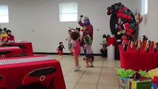 Payaso Pikorete Celebrando el Cumpleaños de Adrian en Osteen Fl El Cumpleañero Bailando