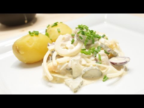 Matjessalat mit Ei dazu Oliven und Gurken, Chefkoch Anleitung für Fischsalat nach Hausfrauenart