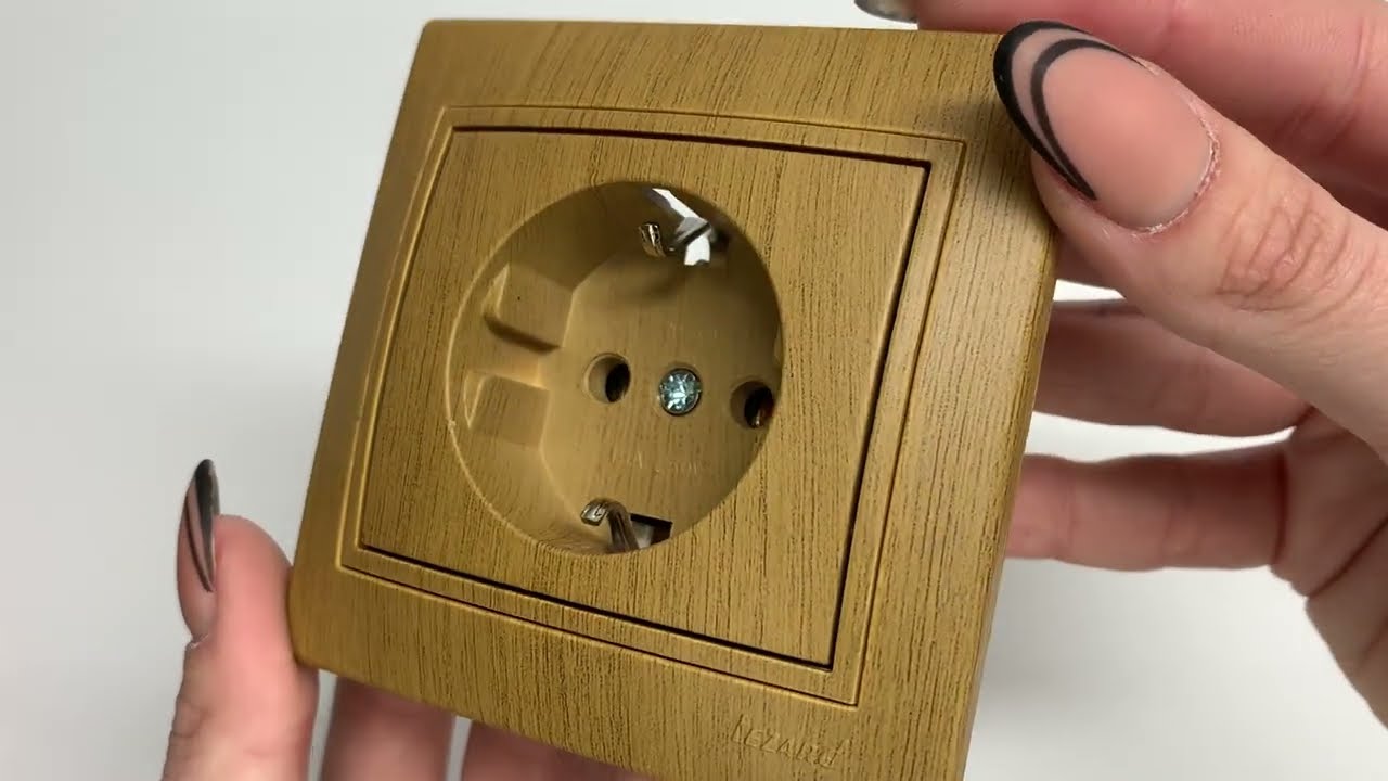 Розетка одинарная с/з MIRA дуб классический ПБТ 701-5151-122B