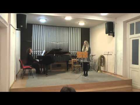 Lucie Hulová hraje na třídní předehrávce  tradicioály – Greensleeves, Morning has Broken