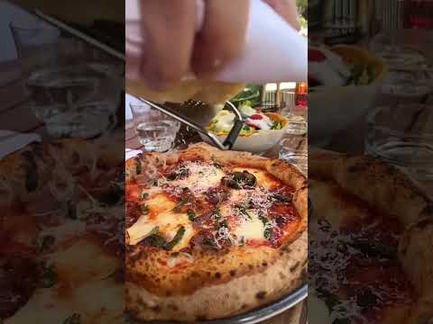 Quem diria que faziam pizza assim em Munique, Alemanha. Um dos meus jantares favoritos nesta viagem!