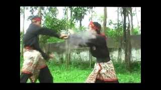preview picture of video 'Duel pencak silat aryawiraraja sma pasirian Juwita  Creation 2012'