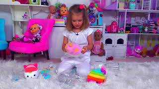 Катя сама сняла видео о новых игрушках . Katy Unboxing new toys