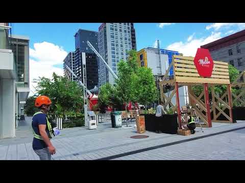 MONTREAL - Festival de Jazz 2022 se instalando na rue Ste-Catherine West
