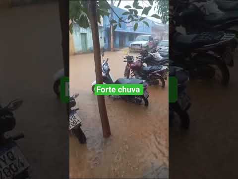 Chuva alaga rua no centro de  Medeiros Neto