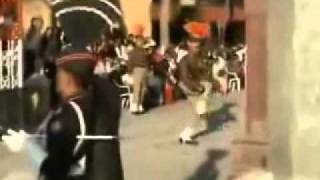 wagha border indian soldier slipped very funny pakistan and india. seemab53@yahoo.com  flv