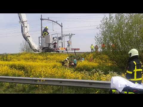 Persoon glijdt met grasmaaier van talud