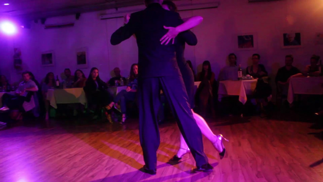 Dos Orillas Práctica de Tango. Bailan Corina De La Rosa y Alejandro Andrian 16/6/2017 (1/4)
