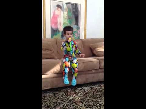 Justin tocando la flauta. Justin playing the flute.