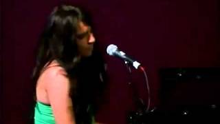 Stefani Germanotta (Lady Gaga) 2006 - Electric Kiss (Live - Subs En Español).flv