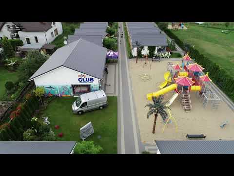 Hochzeitshaus Jagoda im Dorf Warszewice in Polen aus der Drohnenperspektive 4K