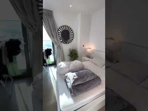 Contemporary studio flat on 48th floor at Wardian London E14