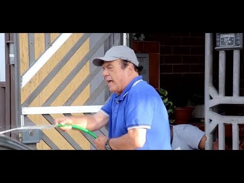 A lazy guy takes advantage of the goodwill of washing cars and drives everyone crazy.