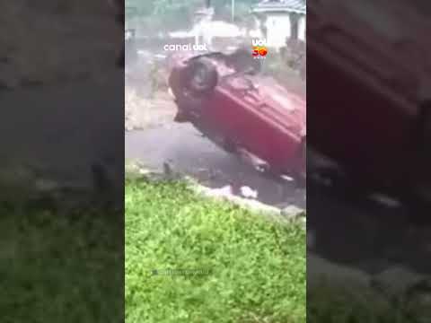 Motorista perde controle e carro atravessa muro e capota na Índia