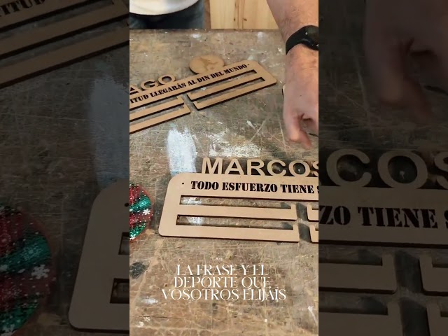 Vídeo relacionado con NIRALIS Marco de fotos entrenador fútbol regalo fin de temporada para equipo infantil con frase de agradecimiento y foto 10x15, detalle original fin de curso - 30 x 17,5 cm (futbol)