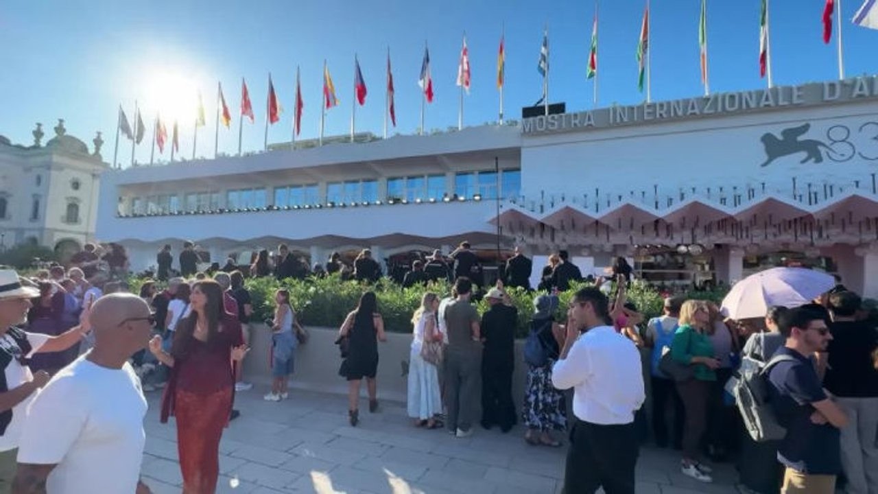 Venezia 83, fan assiepati sulle transenne in attesa delle star per l'ultimo red carpet della Mostra