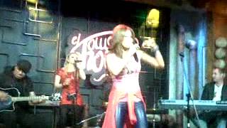 GLORIA TREVI CON BAZOOKA CANTANDO CAMBIO Y FUERA