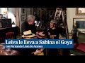 Momento en el que Leiva entrega el Goya a Sabina por su canción común para el documental de Aranoa
