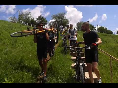 in pelerinaj greu spre manastirea cosoteni