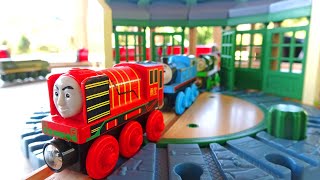 Download lagu Thomas Wooden Train Series ☆ Roundhouse   Tunnel Course mp3