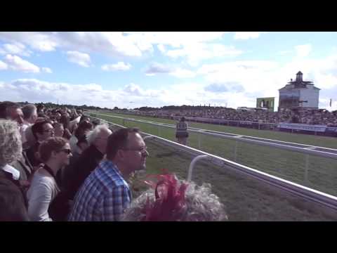 Frankel winning the 2012 Juddmonte International in emphati