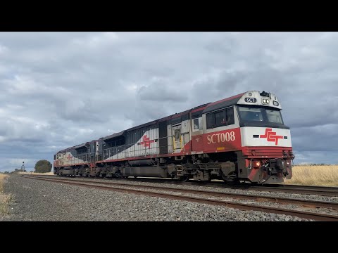 D721V SCT Light Engines SCT008 SCT003 speeding through Gheringhap headed towards Adelaide 12/4/2024
