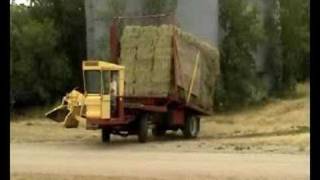 preview picture of video 'The right way to lift bales'
