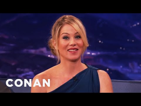 克里斯蒂娜-阿普蓋特認為聖誕歌曲是令人毛骨悚然的 - CONAN on TBS (Christina Applegate Thinks Christmas Songs Are Creepy - CONAN on TBS)