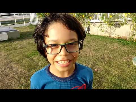 Crianças Brincando no Parquinho 2