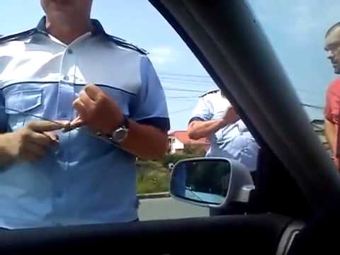 VIDEO: Un polițist face SENZAȚIE pe șosele! Reacția agentului, &icirc;n fața unui șmecher care refuză să prezinte actele, DE NERATAT!