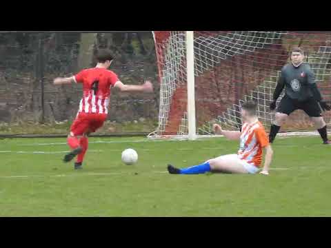 11. Jarno komt oog in oog met doorgebroken speler Boekoel, maar goed voetenwerk voorkomt een goal