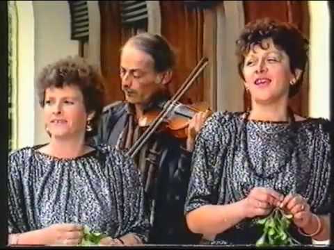 Kaja i Antonija - Skuhala majka stara (Official Video)