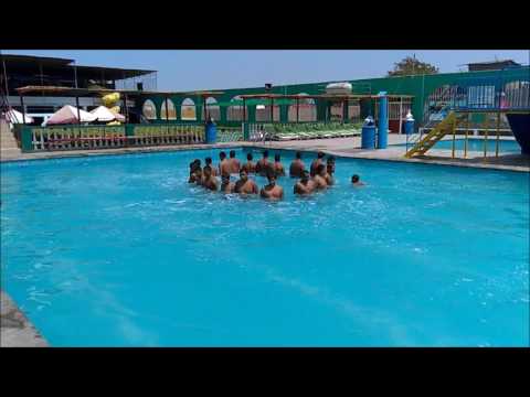 TRABAJOS EN PISCINA COMANDADO POR UN BUEN INSTRUCTOR