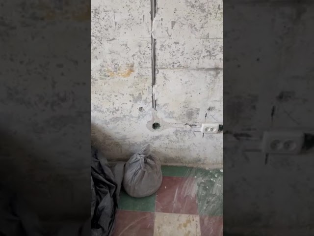 Фото Черновая замена проводки в кладовке и на кухне панельного дома. Выполнен монтаж новой электропроводки в кладовке и на кухне. Штробление, прокладка кабелей, распайка распределительных коробок, частичная установка розеток и выключателей и монтаж щитка с автоматами и реле контроля напряжения.