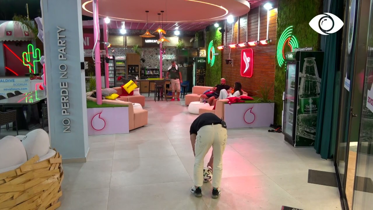 Banorët luajnë me top në verandë