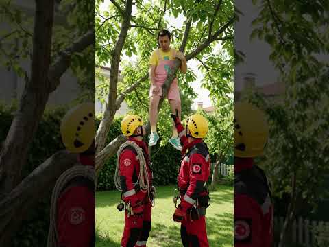 AĞAÇTA MAHSUR KALINCA, KURTARMA EKİBİ  ÇAĞIRDI 😂🧗