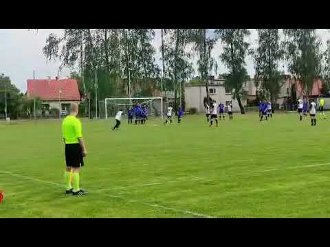 Bogumił Włodarczyk z rzutu wolnego. Lilia Mikstat - LZS Czajków 2:3