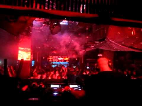 Roger Sanchez playing "Marcelo Vak & Alex Roque - Aiyana (RayMD Remix)" at Pacha NY November 2012
