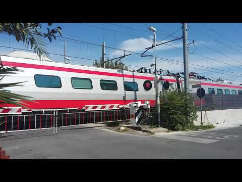 QUASI INCROCIO TRA REGIONALE E FRECCIARGENTO ETR 485 .A VIAREGGIO.