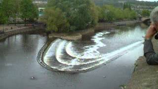 preview picture of video 'A view of the River Avon in the City of Bath April 2003'