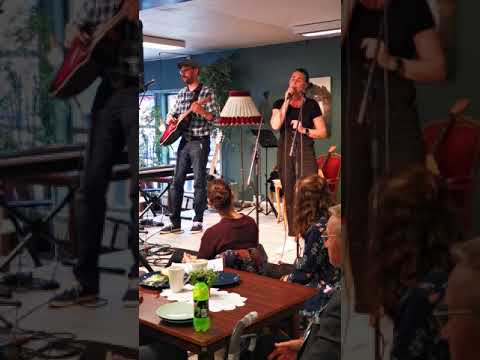 "Langt langt ut", skrevet av Trygve Skaug. (Shallow)