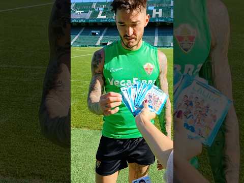 Josan abriendo los cromos de Panini. ¿Quién le saldrá? 😎 #laligahypermotion #elchecf