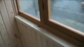 Деревянный балкон. Обшивка деревом. Рама, окна деревянные.