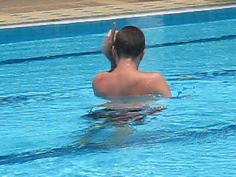 Krister badar i Thailand.