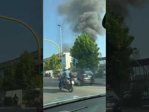 La colonna di fumo sprigionata dall'incendio