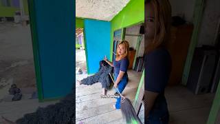 Download lagu Cewe cantik tobrut dikejar GRANDONG sampe depan rumah kena tampol sapu emak mp3